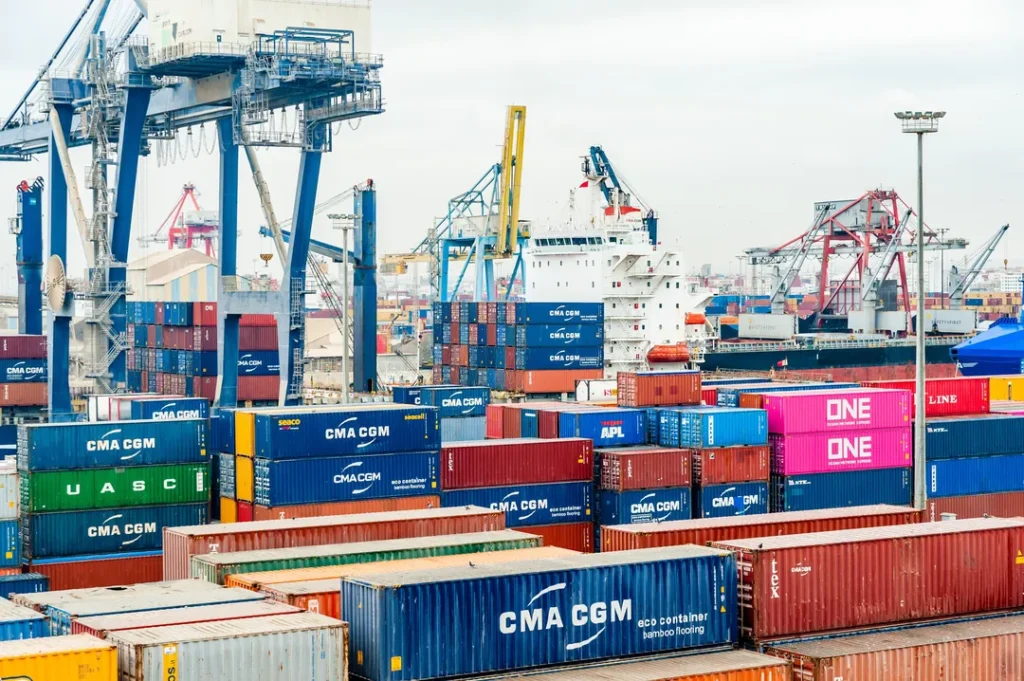 Porto com contêineres de carga usados no comércio internacional entre Brasil e China