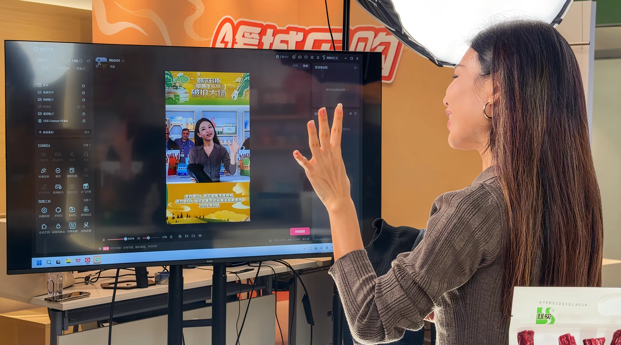 Apresentadora de live commerce demonstrando produto diante de câmera de celular em estúdio